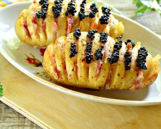 Картофель с беконом и черной икрой