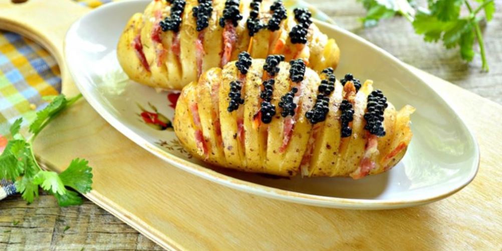 Рецепт картофель с беконом и черной икрой