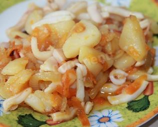 Картофель с кальмарами