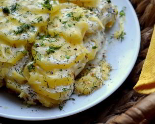 Картофель с луком и сметаной