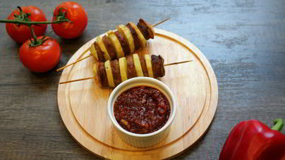 Картофель с мясом на шпажках