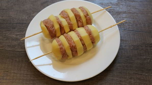 картофель с мясом на шпажках