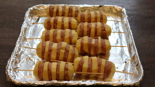 картофель с мясом на шпажках