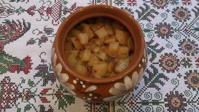 Картофель с мясом в горшочках