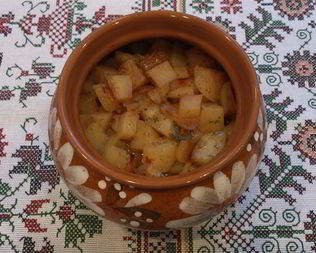 Картофель с мясом в горшочках