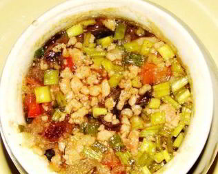 Картофель с овощами в горшке