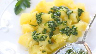 Картофель с зеленой сальсой