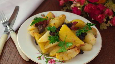 Картофель в духовке с белыми грибами и беконом