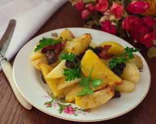 Картофель в духовке с белыми грибами и беконом