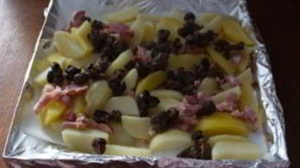картофель в духовке с белыми грибами и беконом