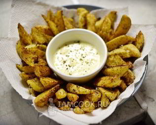 Картофель во фритюре с сырным соусом