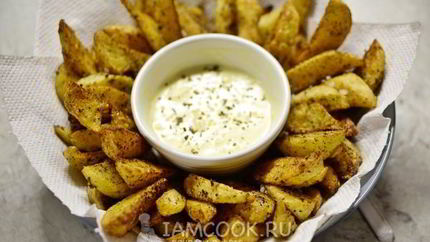 Картофель во фритюре с сырным соусом