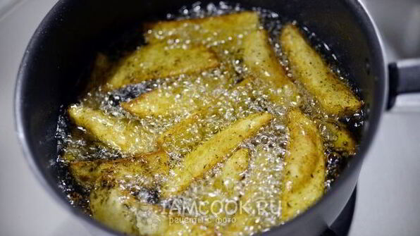 картофель во фритюре с сырным соусом