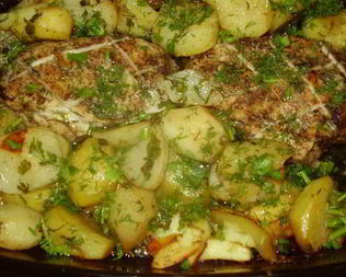 Картошка с куриной грудкой , зеленью и пряными травами