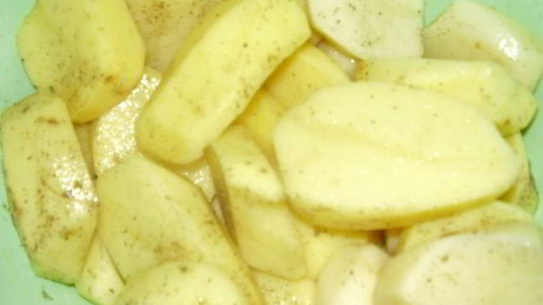 картошка с куриной грудкой , зеленью и пряными травами