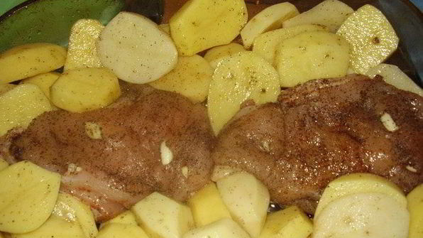 картошка с куриной грудкой , зеленью и пряными травами