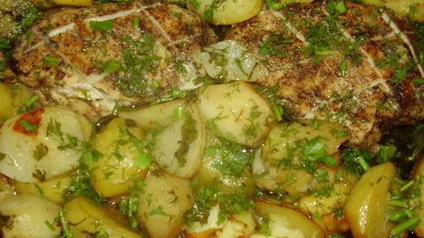 картошка с куриной грудкой , зеленью и пряными травами