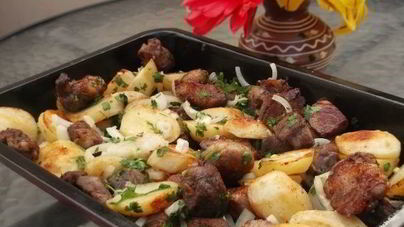 Картошка со свининой в духовке на противне