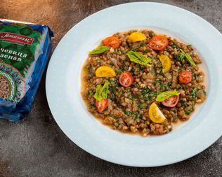 Красная чечевица с томатами и шпинатом