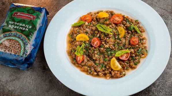 красная чечевица с томатами и шпинатом