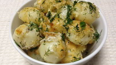 Молодой картофель под сметанным соусом