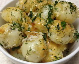 Молодой картофель под сметанным соусом