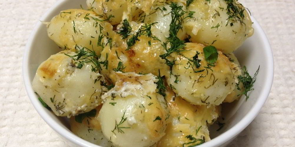 Рецепт молодой картофель под сметанным соусом