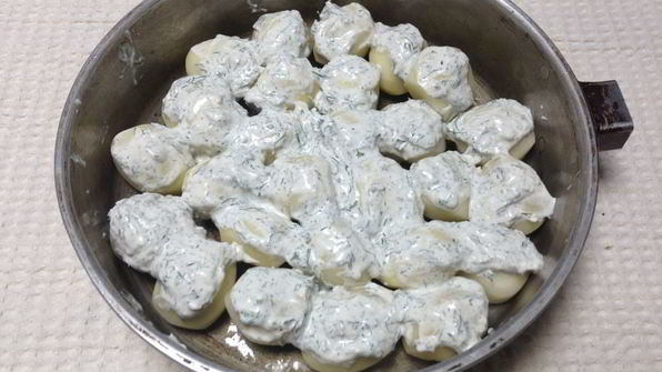 молодой картофель под сметанным соусом