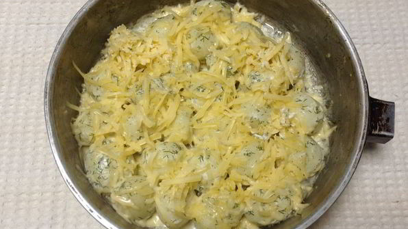 молодой картофель под сметанным соусом