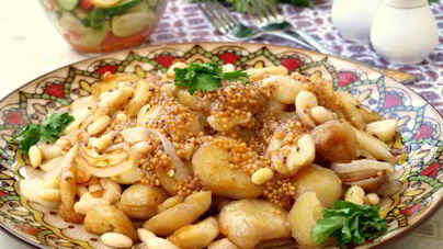 Молодой картофель с фасолью и горчичным соусом