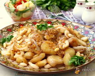 Молодой картофель с фасолью и горчичным соусом