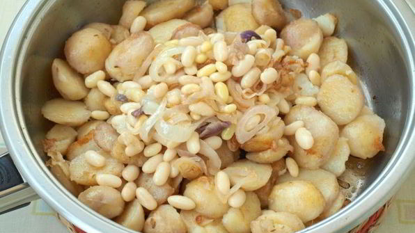 молодой картофель с фасолью и горчичным соусом