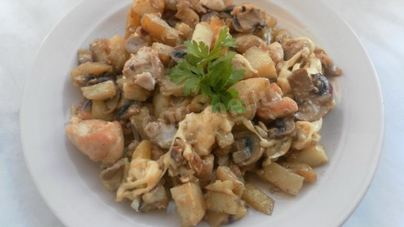 Молодой картофель с курицей, луком и шампиньонами в сметанном соусе под сыром