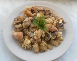 Молодой картофель с курицей, луком и шампиньонами в сметанном соусе под сыром