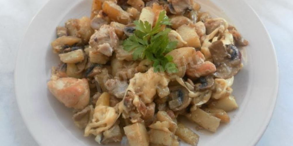 Рецепт молодой картофель с курицей, луком и шампиньонами в сметанном соусе под сыром