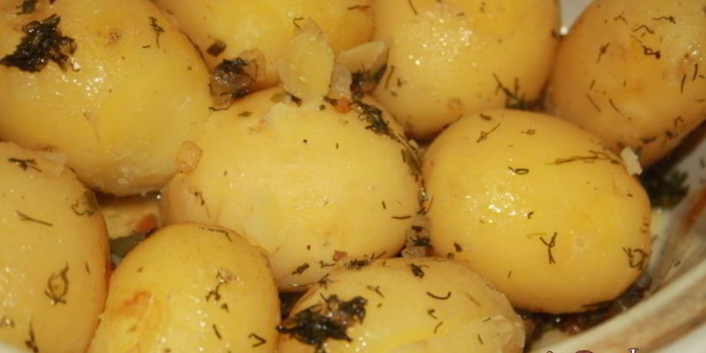 Рецепт молодой картофель с салом, укропом и специями