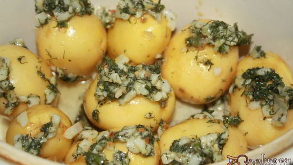 молодой картофель с салом, укропом и специями