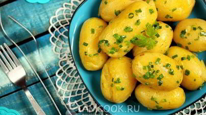 Молодой картофель с зеленым луком и куркумой