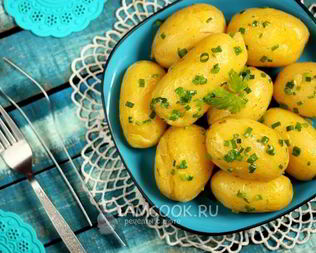 Молодой картофель с зеленым луком и куркумой