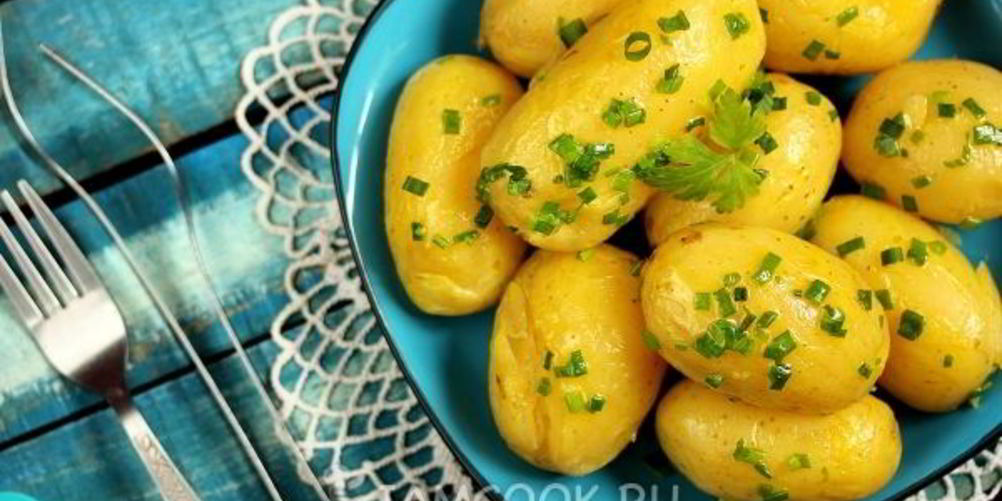Рецепт молодой картофель с зеленым луком и куркумой