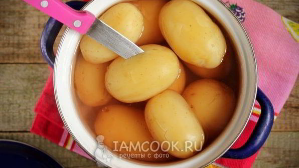 молодой картофель с зеленым луком и куркумой