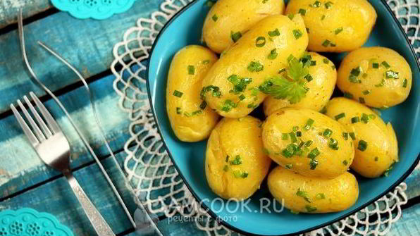 молодой картофель с зеленым луком и куркумой