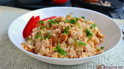 Острый рис с омлетом и соевым соусом