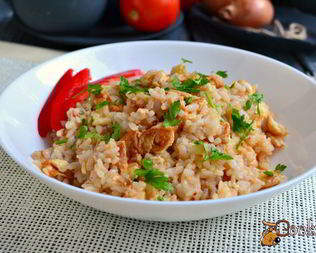 Острый рис с омлетом и соевым соусом