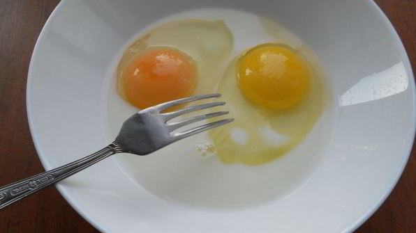 острый рис с омлетом и соевым соусом