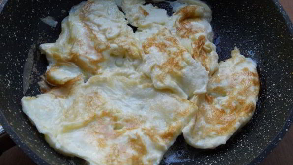 острый рис с омлетом и соевым соусом