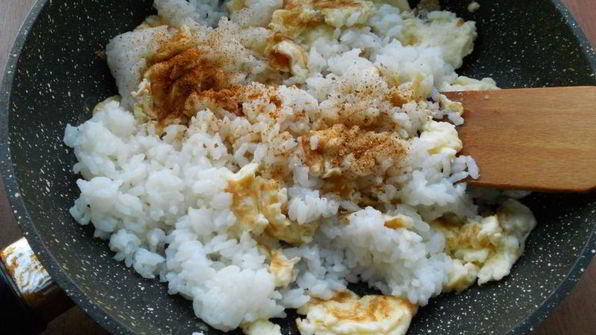 острый рис с омлетом и соевым соусом