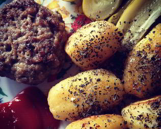 Отварной картофель с мясными ежиками