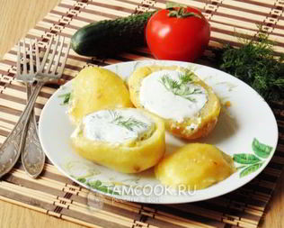 Печеный картофель с грибами и сметаной