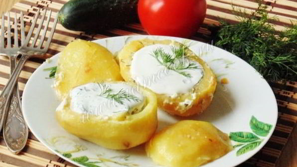 печеный картофель с грибами и сметаной
